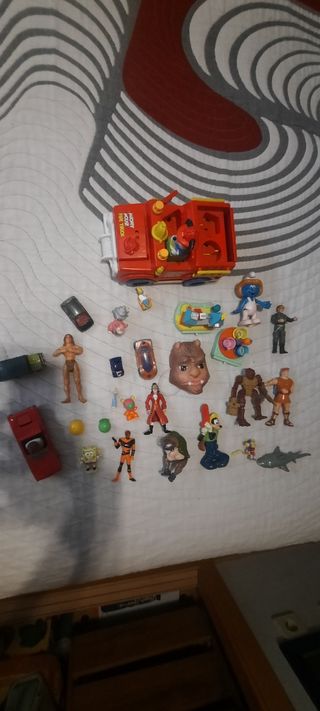 Lote de muñecos y juguetes