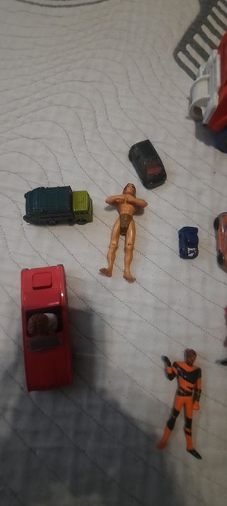 Lote de muñecos y juguetes