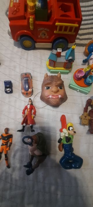 Lote de muñecos y juguetes