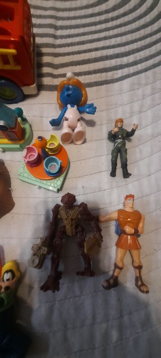 Lote de muñecos y juguetes