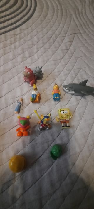 Lote de muñecos y juguetes