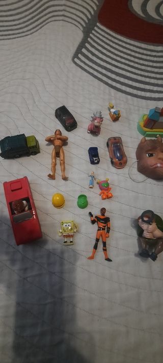Lote de muñecos y juguetes