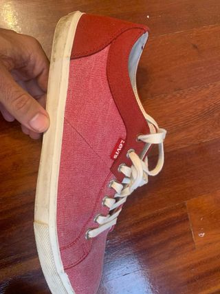 Zapatillas LEVIS 42 rojas