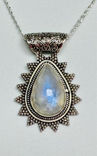Colgante de piedra luna y cadena en plata ley 925