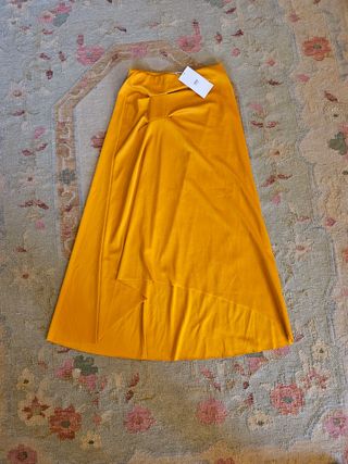 Falda elástica midi mostaza. Zara