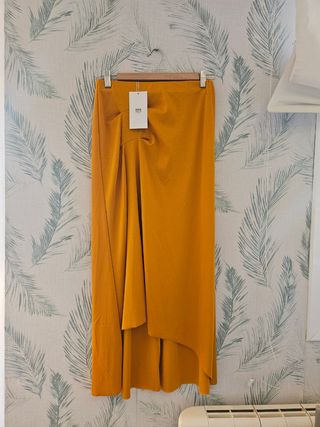 Falda elástica midi mostaza. Zara
