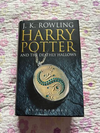 Harry Potter and the deathly hallows (en inglés)