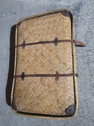 Maleta de cuero y mimbre