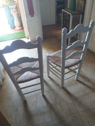 DOS SILLAS RÚSTICAS