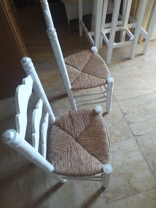 DOS SILLAS RÚSTICAS