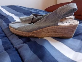 Alpargatas grises