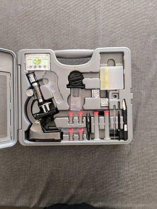 Gioco al microscopio. Set di microscopi