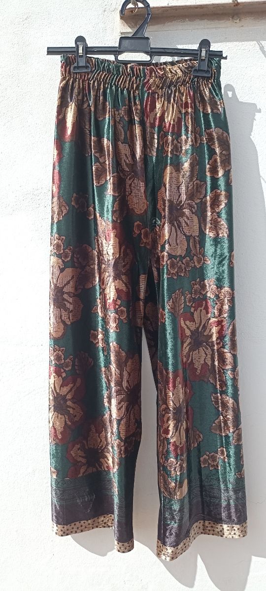 Pantalón motivos florales de ante