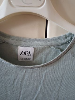 T - shirt Zara in maglina di cotone.