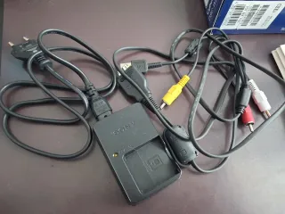 CÁMARA DIGITAL SONY CYBER-SHOT DSC-W210 con funda.