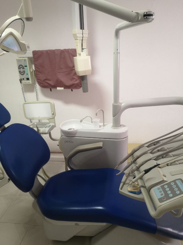 Sillón DENTAL y sillas y delantal plomado