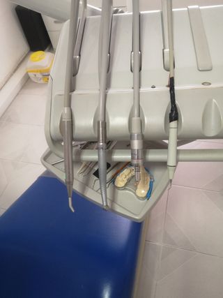 Sillón DENTAL y sillas y delantal plomado