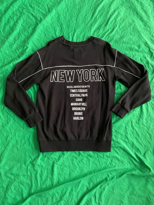 Sudadera Bershka negra estampado New York