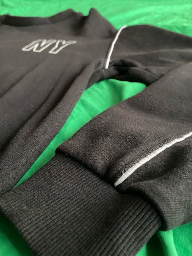 Sudadera Bershka negra estampado New York