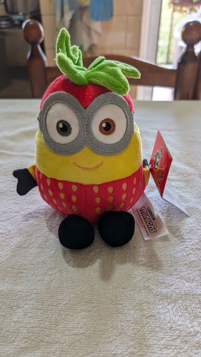 Minions peluche Strawberry Bob, Altezza 16 cm. 