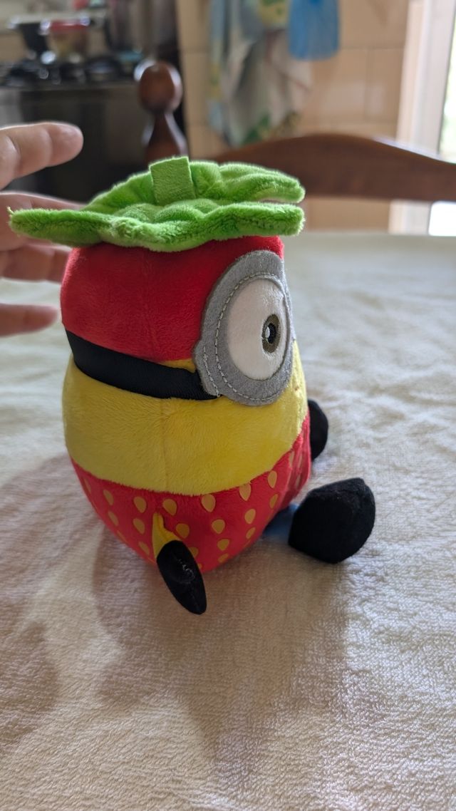 Minions peluche Strawberry Bob, Altezza 16 cm. 