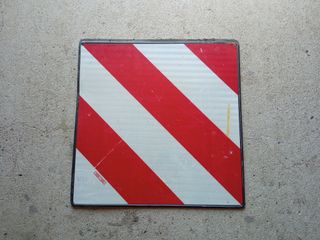 panel v20 líneas rojas y blancas