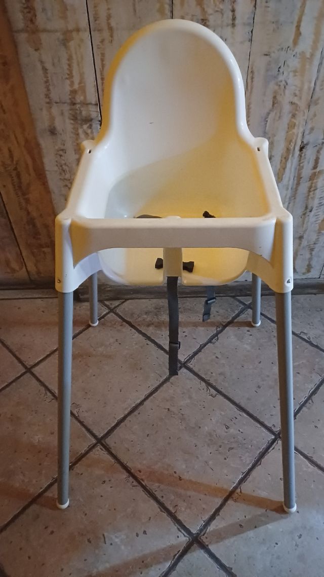 Seggiolino bianco ikea