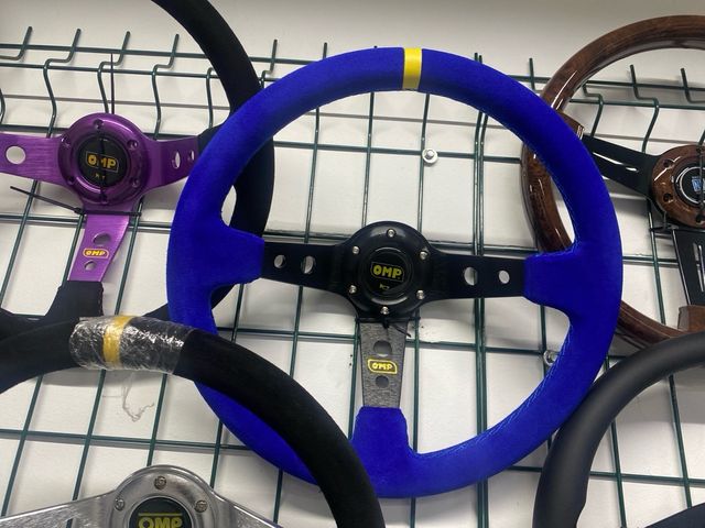 Volante esportivo deslocado ou plano tipo OMP