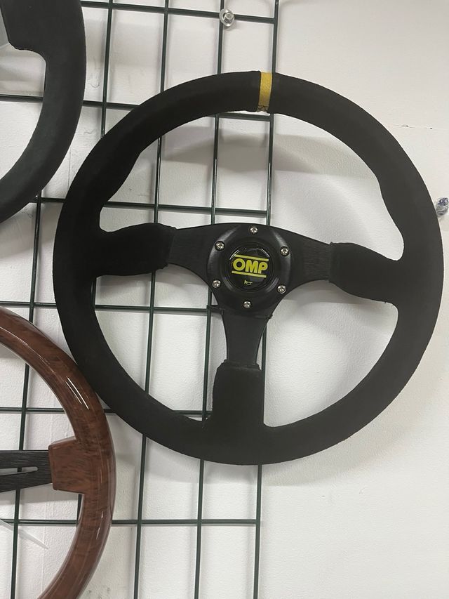 Volante esportivo deslocado ou plano tipo OMP