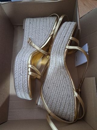 Zapatos dorados. NUEVOS