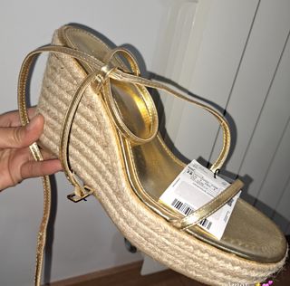 Zapatos dorados. NUEVOS