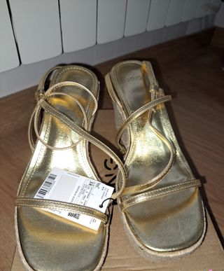 Zapatos dorados. NUEVOS