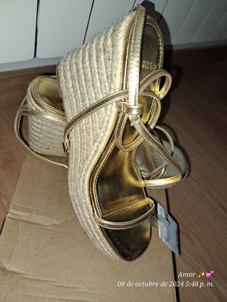 Zapatos dorados. NUEVOS