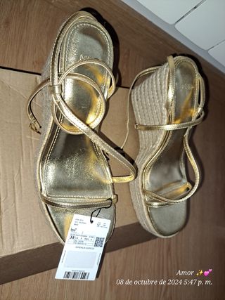 Zapatos dorados. NUEVOS