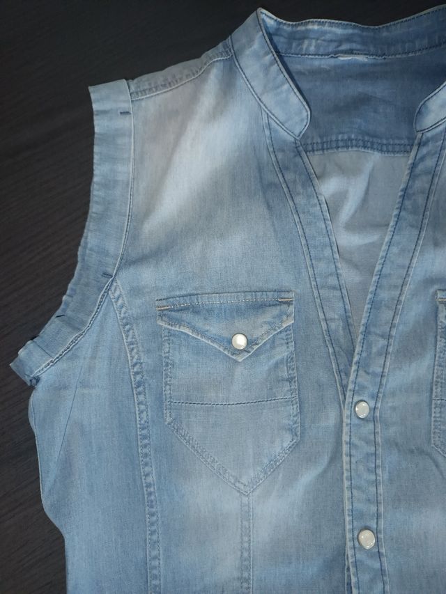 Top vaquero sin mangas y con botones