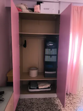 Habitación infantil, armario y estanteria
