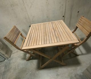 Mesa y sillas plegables