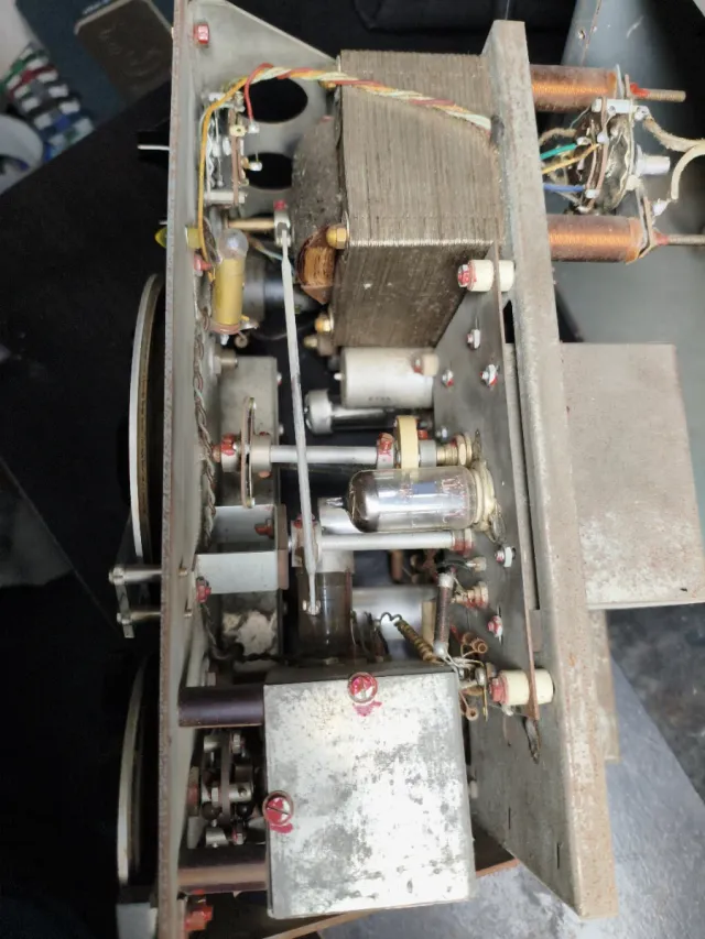 Gerador Antigo de Rádio e TV