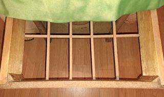 Camilla de madera con cajón y base para brasero