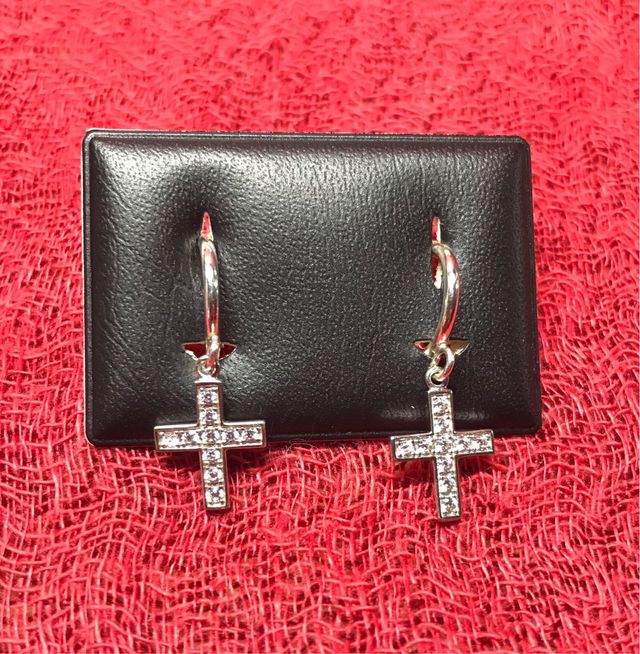 Pendientes de aro con cruz