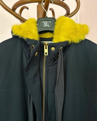 Cappotto lungo blu con inserti in pelliccia
