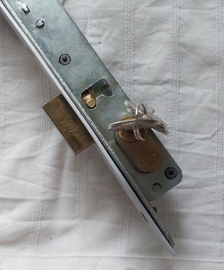 Cerradura para puertas de entrada.