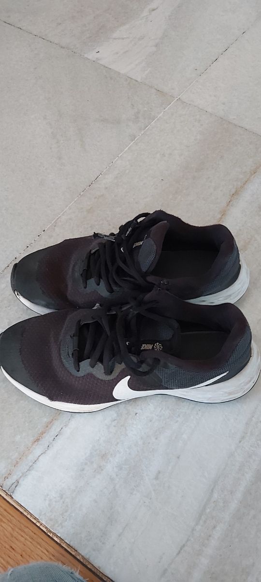 2 paia Nike air 270 e adidas nr 40