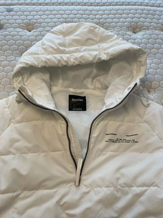 Chamarra blanca Bershka 