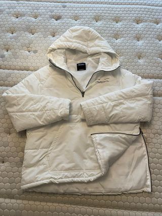 Chamarra blanca Bershka 