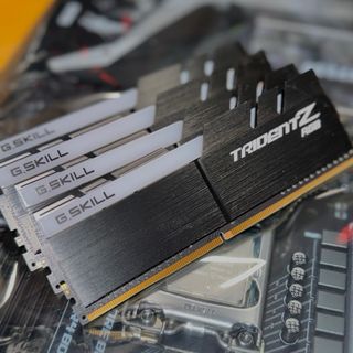 MSI MPG Z390 Gaming Pro con i7 9700K 32GBs 3200MHz