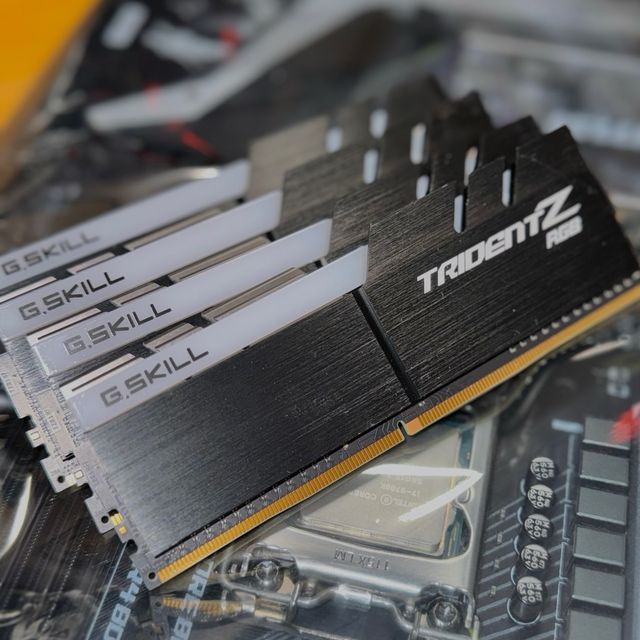 MSI MPG Z390 Gaming Pro con i7 9700K 32GBs 3200MHz