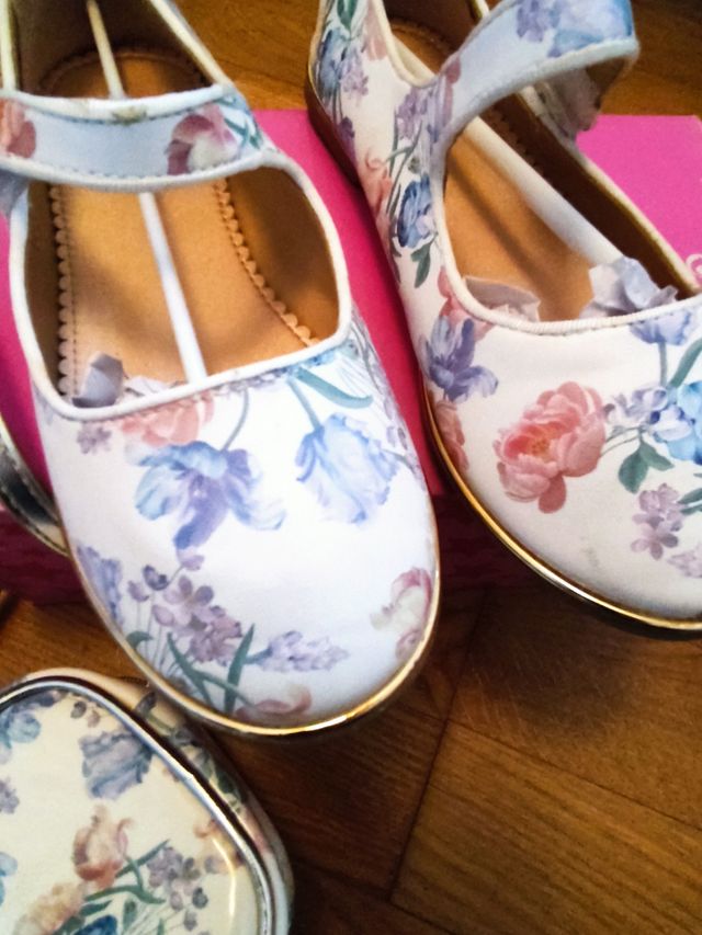 Conjunto zapatos niña y bolso estampado.