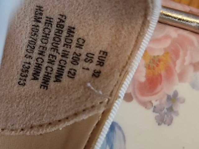 Conjunto zapatos niña y bolso estampado.