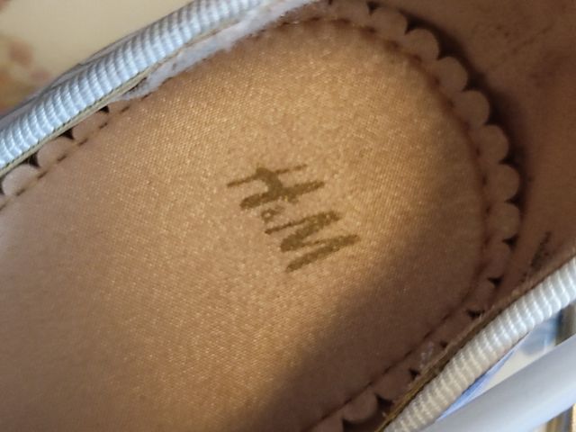 Conjunto zapatos niña y bolso estampado.